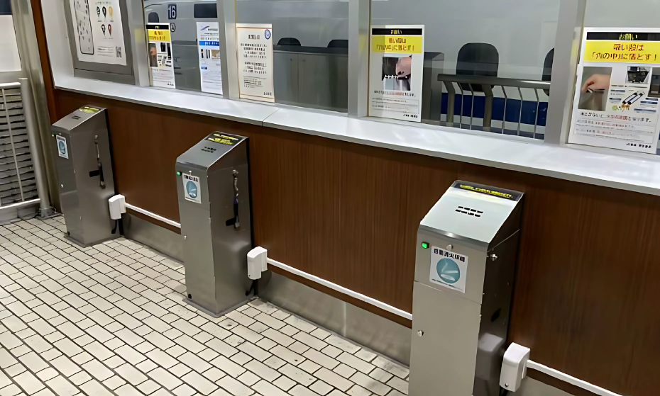 公共交通機関の施設内に設置されたJ-TPOT無水式自動消火灰皿の設置例：多様な環境に対応可能な柔軟設計